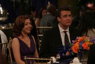 How I Met Your Mother – Auch Lily (Alyson Hannigan, l.) und Marshall (Jason Segel, r.) lassen sich die Feier nicht entgehen, bei der Robin eine Auszeichnung für ihre journalistische Arbeit erhält ...