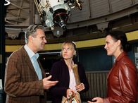 Aszendent Liebe – Der Astronom Robert von Reichenbach (Peter Sattmann) weiß noch nicht, ob sein Herz für die attraktive Bankerin Monika (Sonja Kirchberger, rechts) oder für die Astrologin Lena (Anica Dobra, Mitte) schlägt.