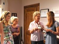 Sturm der Liebe – ARD STURM DER LIEBE FOLGE 1373 Uhr im ERSTEN. Nicht nur Eva (Uta Kargel, r.) freut sich auf ihre Hochzeit, sondern mit ihr Debbie (Lea Marlen Woitack, l.), Tanja (Judith Hildebrandt, 2.v.l.) und Hildegard (Antje Hagen, 2.v.r.).