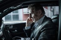 Retribution - Vergeltung – Der Investmentbanker Matt (Liam Neeson) muss den Anweisungen eines unbekannten Anrufers folgen, der eine Bombe in Matts Auto platziert hat.
