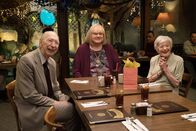 Baskets – (v.l.n.r.) Marthas Dad (Roger V. Burton); Christine Baskets (Louie Anderson); Marthas Mom (Eve Brenner)