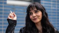 Almania – Interesse an Stimpel! Sahra (Pegah Ferydoni) macht ganz deutlich, dass der Gedanke sie bestenfalls amüsiert.