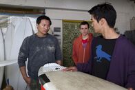 Dance Academy – Christian (r.) hat herausgefunden, wo sein Vater (l.) lebt und besucht ihn gemeinsam mit Sammy (m.)