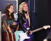 The Goldbergs – Erica Goldberg (Hayley Orrantia, l.); Lainey Lewis (AJ Michalka, r.)