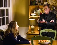 Elementary – Bei Captain Gregson (Aidan Quinn, r.) und seiner Frau (Talia Balsam, l.) wurde eingebrochen. Das Team um Sherlock Holmes versucht alles, um den Täter zu schnappen ...