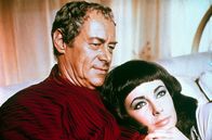 Cleopatra – Caesar (Rex Harrison) hat es geschafft, Kleopatra (Elizabeth Taylor) auf den ägyptischen Thron zu verhelfen. Nachdem aus den beiden ein Paar wird, träumt sie davon, mit Caesar die Welt zu beherrschen.