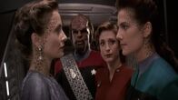 Star Trek - Deep Space Nine – L-R: Lenara Kahn (Susanna Thompson), Worf (Michael Dorn), Kira Nerys (Nana Visitor) und Jadzia Dax (Terry Farrell)