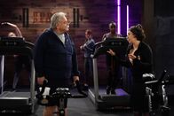 Call Me Kat – Jordan Luther (Jim O'Heir, l.); Kat (Mayim Bialik, r.)