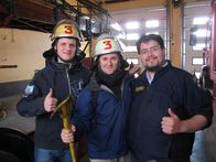 Verrückt nach Meer – Von links: Umweltoffizier André Klein und Kadett Markus Henseler zusammen mit Feuerwehrmann Nicolas von der deutschen Feuerwache.
