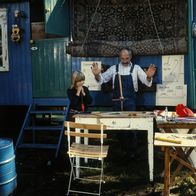 Löwenzahn Classics – Peter und die Kinder bauen verschiedene Musikinstrumente. So entsteht aus einem Topf, einem Besen und Schnur ein Topf-Baß.