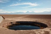 Magische Anden – Wie ein riesiger Spiegel erscheint der kreisrunde See inmitten der Atacama-Wüste in Chile. Er gehört zu den beiden „Augen der Wüste“, den Ojos del Salar – Süßwasserseeen inmitten der trockenen, Salzpfanne.