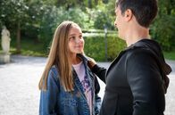 Sturm der Liebe – Valentina (Paulina Hobratschk, l.) verschweigt Robert (Lorenzo Patané, r.) die Wahrheit, über die Spritztour mit Fabien.