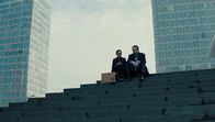 Bad Banks – Thao (Mai Duong Kieu) und Luc Jacoby (Marc Limbach) sind zu Outsidern geworden.