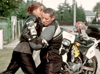 Tatort – MDR Fernsehen TATORT, "Tödliches Verlangen" Uhr im Ersten. Die eifersüchtige Nelly Werrling (Jenny Deimling) greift Robert Quint (Ralph Herforth) auf der Straße an: Sie kann es nicht ertragen, daß er sie mit ihrer Mutter betrügt und hinhält.
