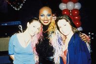 Charmed - Zauberhafte Hexen – (v.l.n.r.) Phoebe (Alyssa Milano); Janice Robinson (Janice Robinson); Piper (Holly Marie Combs)