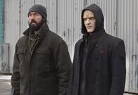 The Strain – Suchen nach einem Weg, die nukleare Bombe nach New York transportieren zu können: Fet (Kevin Durand, l.) und Quinlan (Rupert Penry-Jones, r.) ...