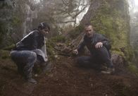 The Exorcist – Kann Marcus (Ben Daniels, r.) Verity (Brianna Hildebrand, l.) und ihre Geschwister von der Insel und damit endlich in Sicherheit bringen?