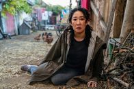 Killing Eve – Eves (Sandra Oh) Suche nach Antworten verlangt ihr alles ab. Als sie merkt, dass ihr droht, selbst den Menschen zu verlieren, den sie liebt, trifft Eve eine Entscheidung.