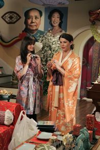 Gilmore Girls – Als Trost für die geplatzte Asienreise verwandelt Lorelai (Lauren Graham, r.) das Haus für ihre Tochter Rory (Alexis Bledel, l.) in einen asiatischen Tempel ...
