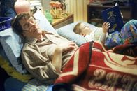 Malcolm mittendrin – Hal (Bryan Cranston, l.) und Dewey (Erik Per Sullivan) Die Verwendung des sendungsbezogenen Materials ist nur mit dem Hinweis und Verlinkung auf TVNOW gestattet.