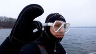 Hanseblick – Moderator Thilo Tautz vor dem Abtauchen. Besonders im Winter ist das Wasser im Schweriner See extrem klar.