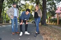 jerks. – Fahri (M.) verliert Christians (l.) Spermaprobe bei einem Zusammenstoß mit einer Radfahrerin (Theresa Bischof, r.). Sieht so aus, als müssten die Jerks nun nochmal eine Probe bei Dr. Speck abgeben ...