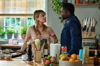 Role Play – Emma Brackett (Kaley Cuoco, l.); Dave Brackett (David Oyelowo, r.)