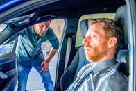 SOKO Kitzbühel – Ein Geldtransporter wird vor einer Bank ausgeraubt. Keine 24 Stunden später folgt auch noch der Mord an einem der Bankmitarbeiter, den Lukas (Jakob Seeböck, l.) und Nina in einem Auto finden.