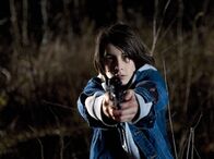 Mankells Wallander – Der kleine Stefan (Hampus Edfeldt) will seinen Peiniger erschießen.