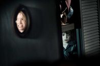 Der Babadook – Mutter Amelia (Essie Davis) und Sohn Samuel (Noah Wiseman) versuchen sich vor dem Babadook zu verstecken.