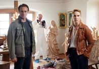 Der Bozen-Krimi – Sonja Schwarz (Chiara Schoras) und ihr Kollege Jonas (Gabriel Raab, li.) am Tatort des ermordeten Vitus Höllrigl (Claus Peter Seifert, unten).