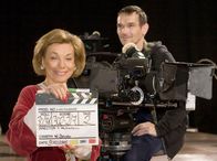 In aller Freundschaft – ARD/MDR - IN ALLER FREUNDSCHAFT, Fernsehserie 2006, Folge 302, "Schein und Sein", Regie: Peter Wekwerth Uhr im Ersten Klappe Judy Winter