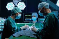 In aller Freundschaft – Dr. Roland Heilmann (Thomas Rühmann, re.) erkundigt sich bei Dr. Lea Peters (Anja Nejarri, li.) wie sie Clemens Körner zur Behandlung überredet hat. Als Lea nicht antwortet ist Roland und Dr. Kathrin Globisch klar, was Lea getan hat. Clemens Körner wollte nicht vom Bett seiner ebenfalls verletzten Tochter weg, doch sein Zustand wurde immer schlechter. In der OP zeigt sich, dass Clemens gestorben wäre, wenn auch nur eine Sekunde später operiert werden würde. Roland beordert Lea sofort nach Ende der OP in sein Büro. Ihre Tat wird Konsequenzen haben.