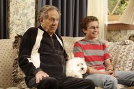 The Goldbergs – (v.li.) George Segal (Pops), Sean Giambrone (Adam Goldberg).