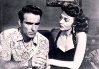 Verdammt in alle Ewigkeit – Robert E. Lee Prewitt (Montgomery Clift) ist besorgt: Er will aufgrund eines schrecklichen Erlebnisses nicht mehr boxen, obwohl er erfolgreich war, und muss sich nun in der Kompanie von seinem Vorgesetzten schikanieren lassen. Der will ihn zwingen, dass er bei einem Wettkampf antritt. Roberts Geliebte, die Prostituierte Alma Lorene (Donna Reed) versucht, ihn zu beruhigen.