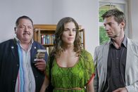 Die Rosenheim-Cops – Als Sängerin Michaela Sterz (Anne Schäfer, m.) ein wichtiges Indiz verschwinden lassen will, steht sie für Korbinian Hofer (Joseph Hannesschläger, l.) und Sven Hansen (Igor Jeftic, r.) ganz oben auf der Liste der Verdächtigen.