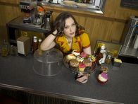 2 Broke Girls – (1. Staffel) - Um über die Runden zu kommen, kellnert Max (Kat Dennings) im Williamsburg Diner und lässt sich dabei nicht so leicht unterkriegen ...