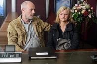 Friesland – Jochen (Peter Kremer, l.) und Marie Frerichs (Johanna Gastdorf, r.) müssen die Beerdigung ihres Sohnes regeln.