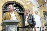 Die Rosenheim-Cops – Korbinian Hofer (Joseph Hannesschläger, l.) und Michi Mohr (Max Müller) am Tatort, wo der ermordete Lüftlmaler vom Gerüst gestürzt wurde.