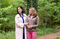 Sturm der Liebe – Sophia (Krista Birkner, l.) gibt vor Larissa (Anna Karolin Berger, r.) zu, wie viel Christoph ihr bedeutet.