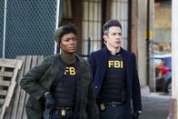 FBI: Special Crime Unit – Special Agent Tiffany Wallace (Katherine Renee Kane, l.); Special Agent Stuart Scola (John Boyd, r.)