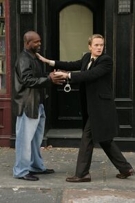 How I Met Your Mother – (v.li.) Emmitt Smith, Neil Patrick Harris (Barney Stinson).