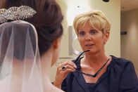 Mein perfektes Hochzeitskleid! - Atlanta – Lori Allen (r.) hilft ihren Kundinnen bei der Auswahl des perfekten Hochzeitskleides ...