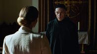 Oderbruch – Abt Fedor (Robert Dölle) stellt Helen (Sina Martens) zur Rede.