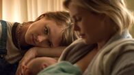Tully – Bereit zu übernehmen, v.li.: MacKenzie Davis als Tully, Charlize Theron als Marlo