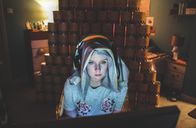 Dead Pixels – Meg (Alexa Davies) macht jetzt einen Livestream. Der Kissenbezug auf ihrem Kopf soll sie immun gegen Verehrer machen.