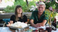 Zu Tisch ... – Zu Tisch Bad Gastein – Österreich Fia und Jan bei der Zubereitung einer «Pavlova» Copyright: SRF/Reiner Bauer