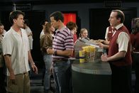 Two and a Half Men – Alan (Jon Cryer, M.) zeigt bemerkenswerten Einfallsreichtum, wenn es darum geht, sich vor dem Bezahlen zu drücken. Charlie (Charlie Sheen, l.) ist es jedoch langsam leid, ständig für seinen Bruder mitzahlen zu müssen und will ihm die Schnorrerei vergelten ...