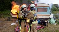 Feuerwehrfrauen – Nicht mehr zu retten: Meike (Katja Danowski, li.) hält Anja (Nadja Becker, re.) zurück.