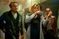 Doctor Who – v.l.n.r.: Graham (Bradley Walsh), The Doctor (Jodie Whittaker), Ryan (Tosin Cole) und Yaz (Mandip Gill)